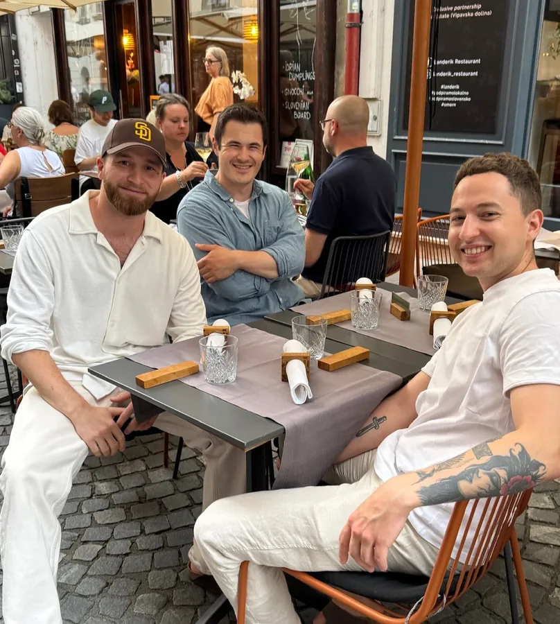 Tre personer rundt et bord på en restaurant